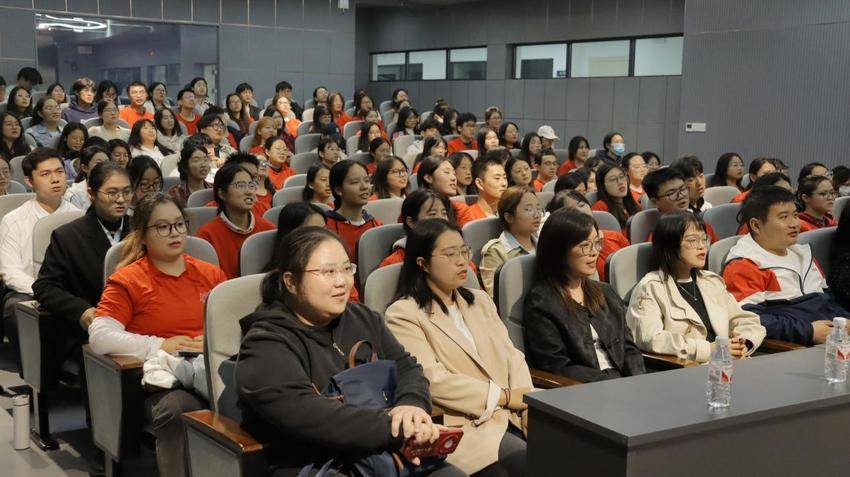 烈士后人进课堂 365英国上市做鲜做活思政课.docx